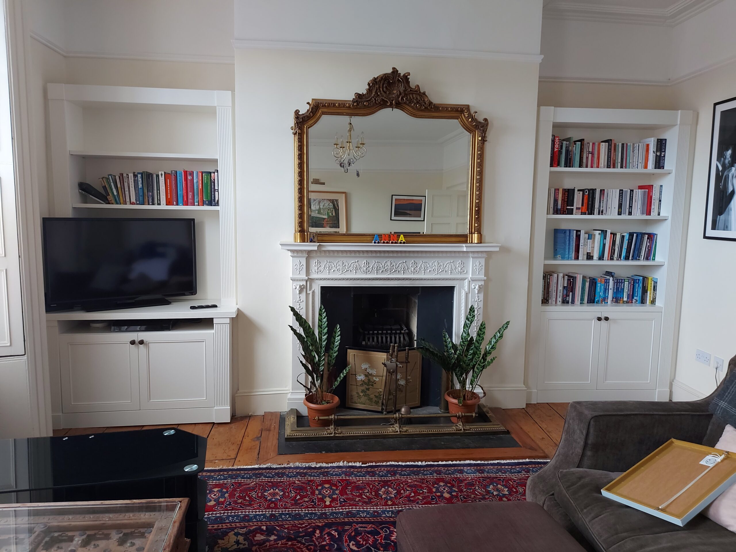 Fitted living room furniture by Oakline